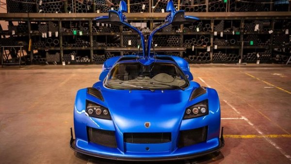 Gumpert Apollo е продукт на немския производител на спортни автомобили GMG Sportwagenmanufaktur Altenburg GmbH от 2005 до 2012 г. В разработката участва Роланд Гумперт, бивш инженер в моторните спортове на Audi. Той се връща в Германия в края на 2001 г., след три години в Китай, където е ръководител на продажбите и маркетинга в съвместното предприятие Audi и VW там.

Суперавтомобилът е с 4,2-литров V8 двигател от стара версия на Audi RS6, съчетан със седемстепенна секвенциална ръчна трансмисия и произвежда 641 к.с. в базовата си версия. Ускорението до 96 км/ч е 3,1 секунди, а максималната скорост е 360 км/ч.

Колата може да се движи по улиците и разполага с минималните удобства, за да поддържа ниско тегло - климатик, инфоразвлекателна система и камера за задно виждане. Производителят обаче е надценил рентабилността на потенциални продажби в Китай. През 2013 г. компанията е обявена в несъстоятелност, което води до прекратяването на Gumpert.